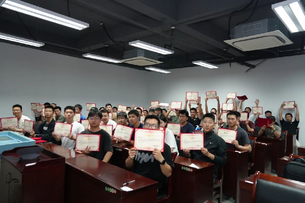 企業(yè)動(dòng)態(tài)丨2025年江蘇省“政校企”合作培訓(xùn)班暨南京市退役軍人無人機(jī)飛控師特色培訓(xùn)圓滿收官！